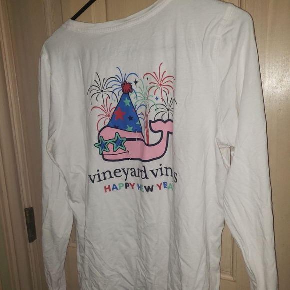 Vineyard Vines Tops - Misses sz M Vineyard Vines Happy New Years shirt